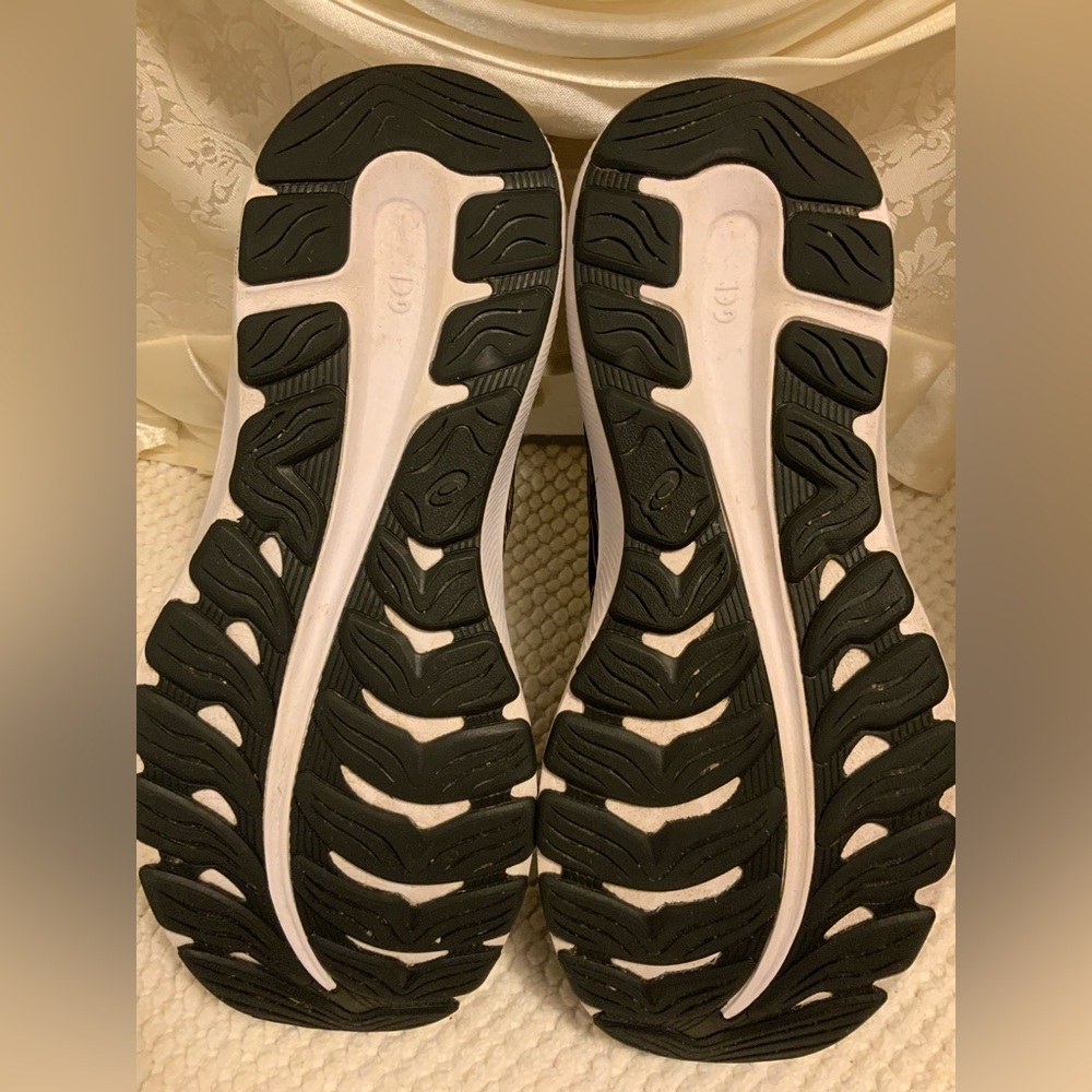 ASICS - Picture 9 of 10